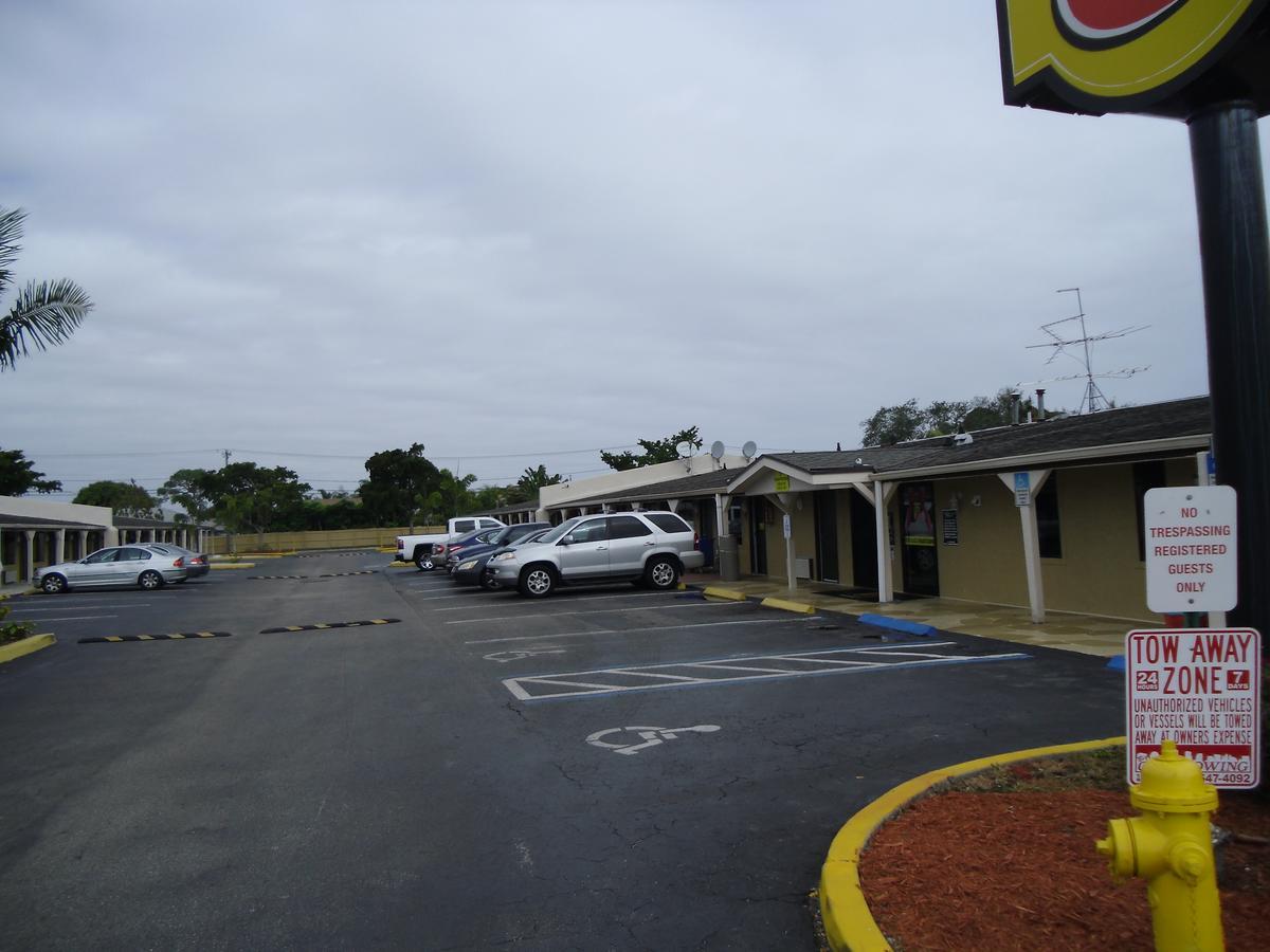 Super 8 By Wyndham Lantana West Palm Beach Extérieur photo