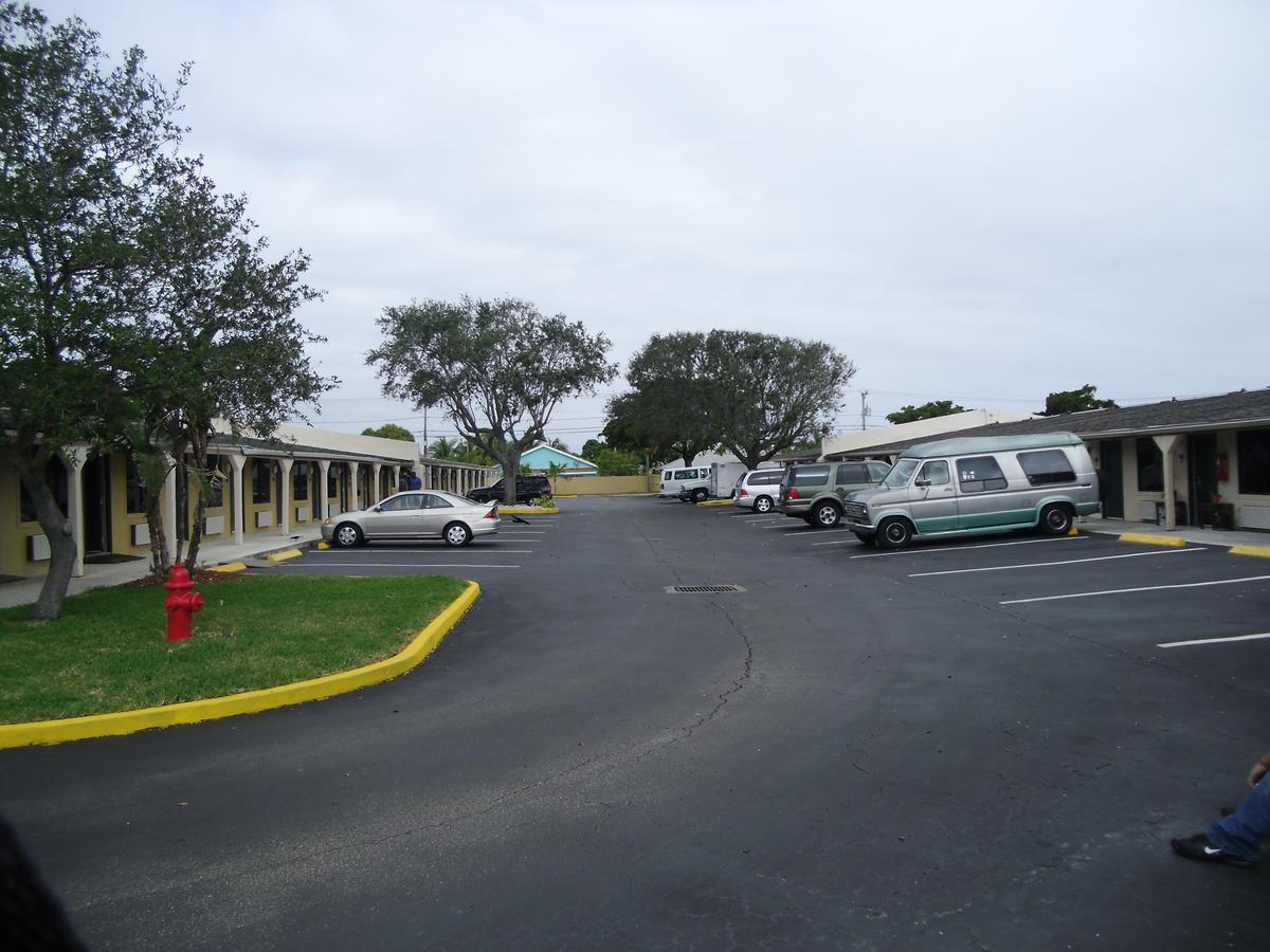 Super 8 By Wyndham Lantana West Palm Beach Extérieur photo